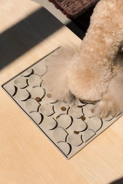 Лизательный коврик антистресс для собак FuzzYard LIFE Hide & Treat Mat Бежевый 46604 фото